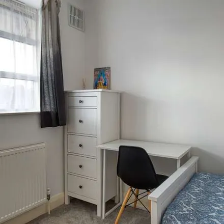 Image 1 - HLF Footwear, Amazon Street, St. George in the East, London, E1 1FS, United Kingdom - Apartment for rent