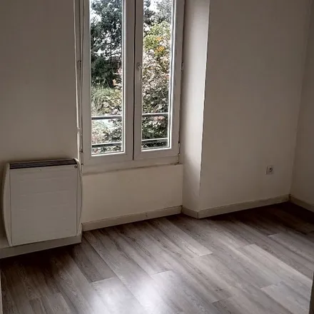 Rent this 3 bed apartment on 16 Place de l'Hôtel de Ville in 02400 Château-Thierry, France