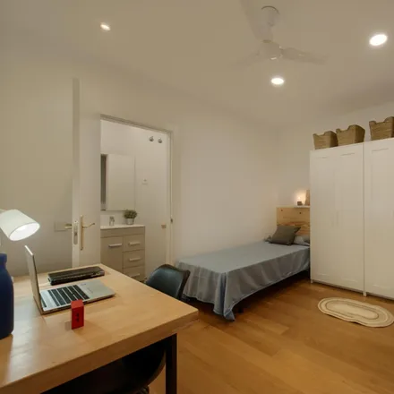 Rent this 3 bed room on Carrer de Balmes in 337, 08006 Barcelona