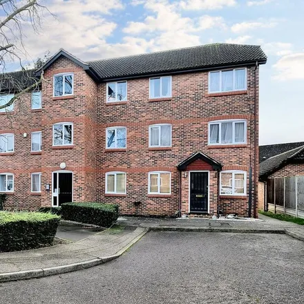 Rent this 2 bed apartment on Earlsfield Drive in Chelmsford, CM2 6SX