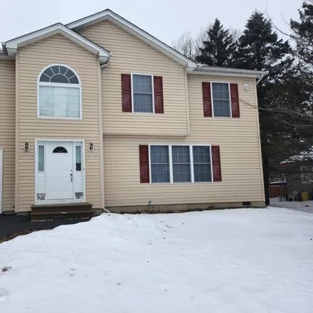 Rent this 4 bed house on 162 Fergus Way in Coolbaugh Township, PA 18466