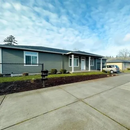Buy this 6 bed house on 1249 6th Street Northwest in Salem, OR 97304