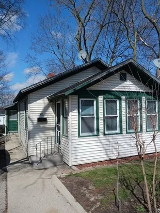 Buy this 3 bed house on 458 Ridgeland Avenue in Woodstock, IL 60098
