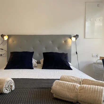 Rent this 3 bed room on Avinguda dels Quinze in 68, 08016 Barcelona
