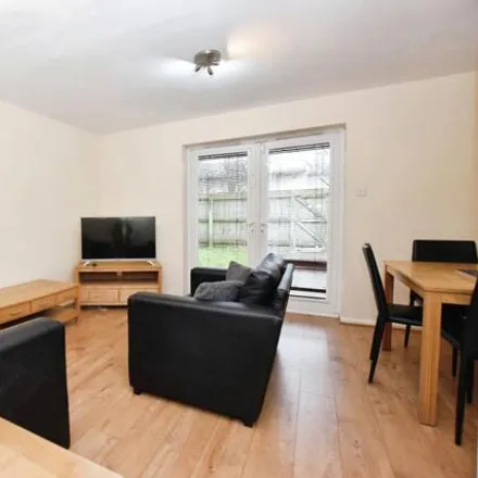 Image 2 - 37 Peregrine Street, Manchester, M15 5PZ, United Kingdom - Townhouse for rent