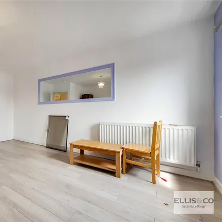 Rent this 2 bed apartment on Rumble's in 598 High Road, London