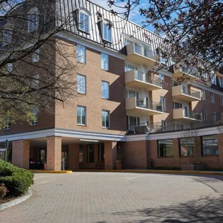 Image 3 - 3748 Chevy Chase Lake Drive, Chevy Chase, MD 20815, USA - Condo for sale