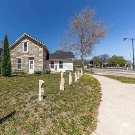 Image 4 - 406 Bluemont Avenue, Manhattan, KS 66502, USA - House for sale