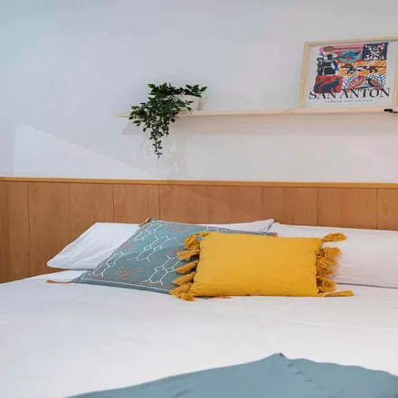 Rent this 3 bed room on Madrid in Luis Fernández de Sevilla, Calle de los Hermanos Álvarez Quintero