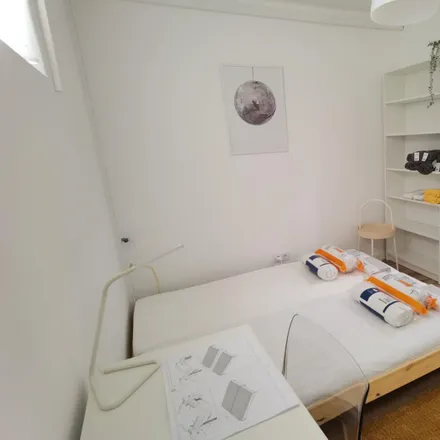 Rent this 4 bed room on Rua da Quinta das Palmeiras in 2780-105 Oeiras, Portugal