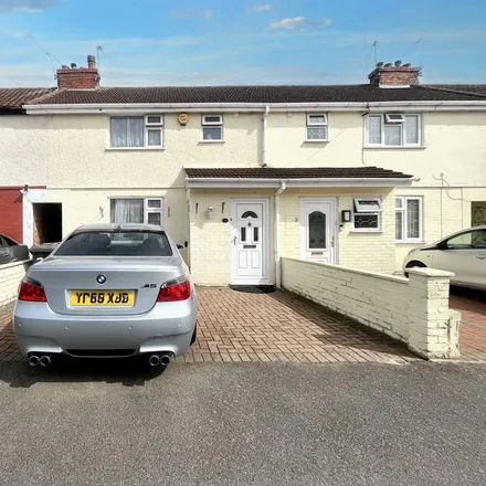 Rent this 3 bed townhouse on Beaumont Road in Slough, SL2 1NG
