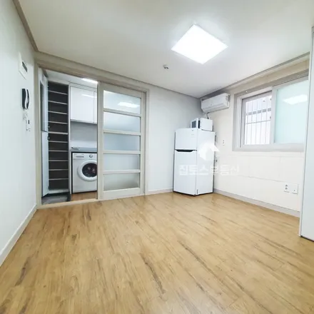 Rent this studio apartment on 서울특별시 관악구 신림동 533-17