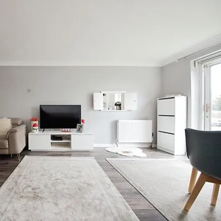 Buy this 2 bed apartment on Lyonsdown Road in London, EN5 1LD
