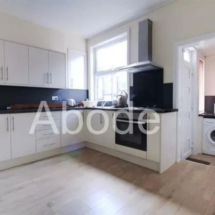 Rent this 5 bed house on Back Hessle Mount in Leeds, LS6 1ER