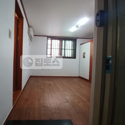 Rent this studio apartment on 서울특별시 관악구 봉천동 1583-8
