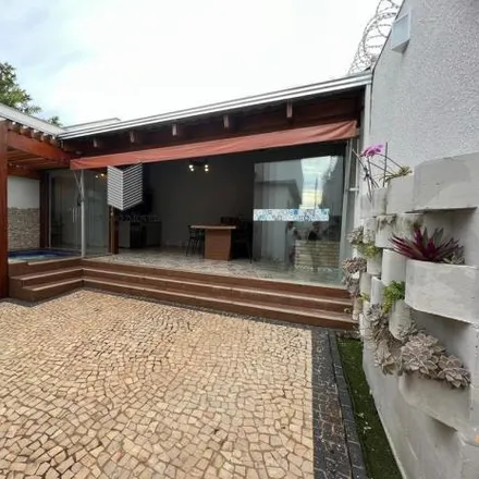 Buy this 5 bed house on Avenida João Naves de Ávila in Centro, Uberlândia - MG