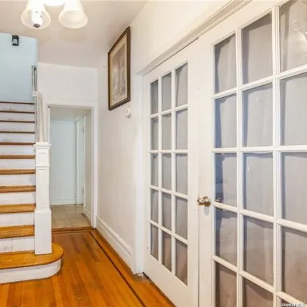 Image 3 - 84-72 151st Street, New York, NY 11432, USA - House for sale