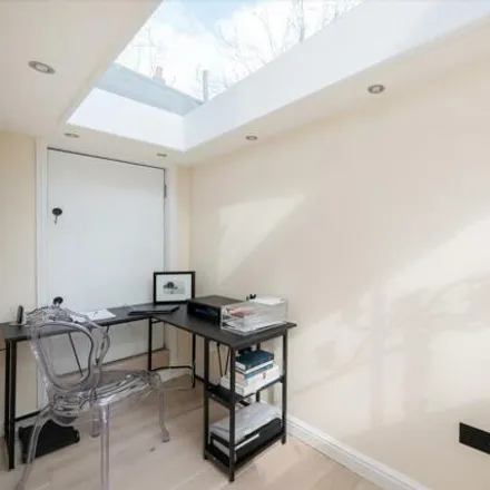 Image 6 - 10 Holly Berry Lane, London, NW3 6QT, United Kingdom - House for sale
