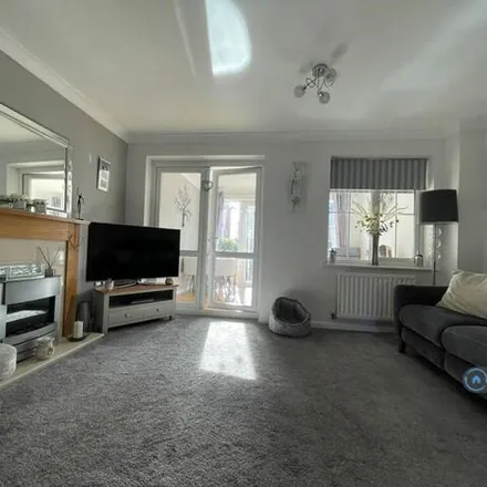 Rent this 3 bed townhouse on Merrick Close in North Hertfordshire, SG1 6GH