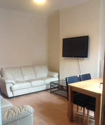 Image 2 - Back Manor Drive, Leeds, LS6 1GH, United Kingdom - Townhouse for rent