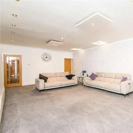 Image 7 - The Broadway, Southend-on-Sea, SS1 3HJ, United Kingdom - House for sale