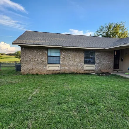 Image 2 - 232 Hillcrest Drive, Nocona, TX 76255, USA - House for sale