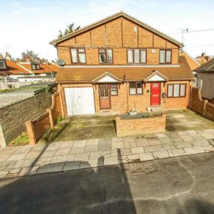 Buy this 4 bed duplex on Crossfield Road in Southend-on-Sea, SS2 4LS