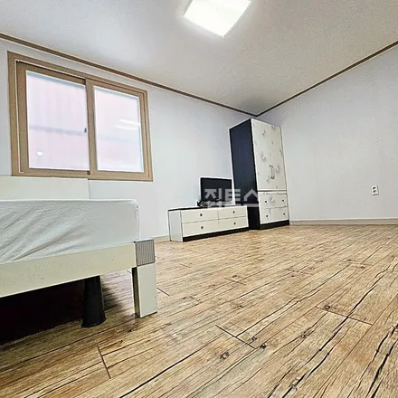 Rent this studio apartment on 부산광역시 수영구 광안동 693-22