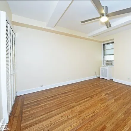 Image 5 - The Manor, 333 East 43rd Street, New York, NY 10017, USA - Apartment for rent