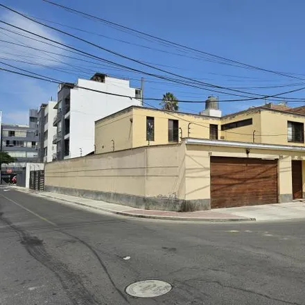 Buy this 5 bed house on Calle Ernesto Cárdenas 130 in Santiago de Surco, Lima Metropolitan Area 15039