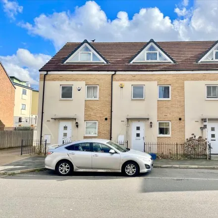 Rent this 3 bed duplex on Highland Drive in Monkston, MK10 7FA