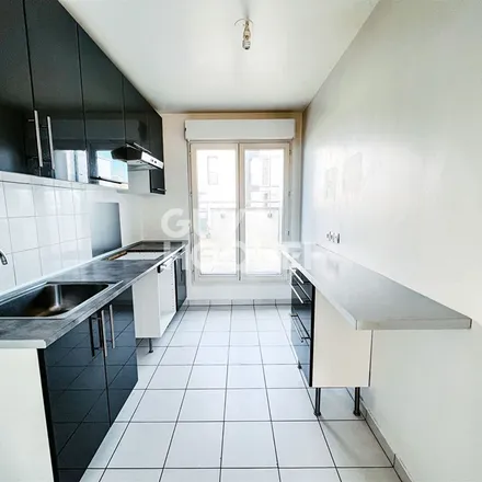 Rent this 4 bed apartment on 86 Rue Gabriel Péri in 92700 Colombes, France
