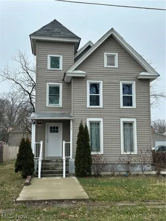 Buy this 4 bed house on 563 West 41st Street in Ashtabula, OH 44004