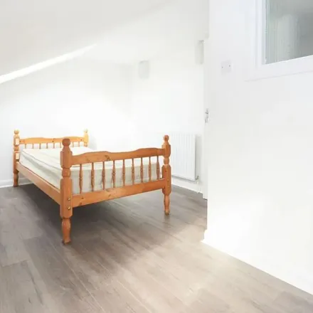 Rent this 6 bed apartment on Gloucester Road in London, W3 8NP