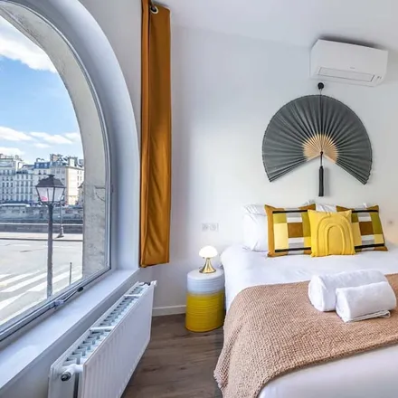 Rent this 4 bed apartment on Paris