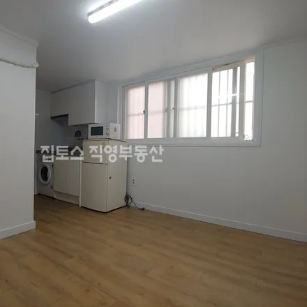 Rent this studio apartment on 서울특별시 은평구 신사동 349-9