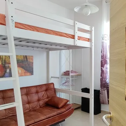 Rent this 2 bed room on Centro Ottico Pero in Via Sempione, 127