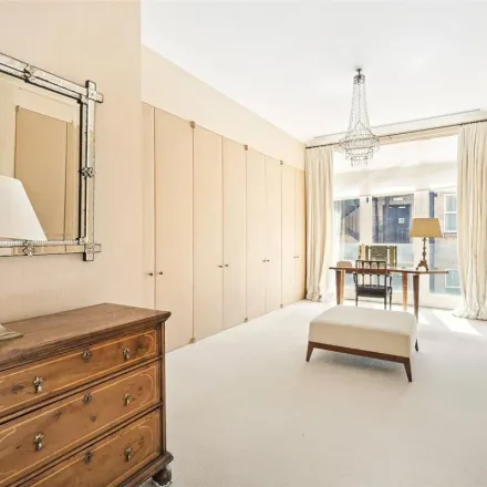 Rent this 3 bed townhouse on Buckingham Palace in Buckingham Gate, London
