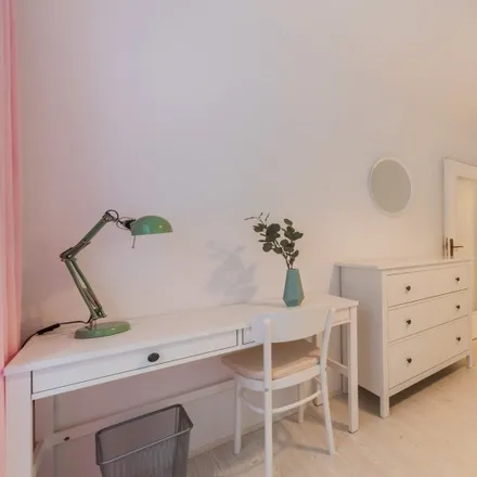 Rent this 4 bed room on Lambrechtgasse 11 in 1040 Vienna, Austria