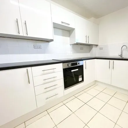 Image 2 - Morrisons Daily, Peel Place, Carterton, OX18 3BZ, United Kingdom - Apartment for rent