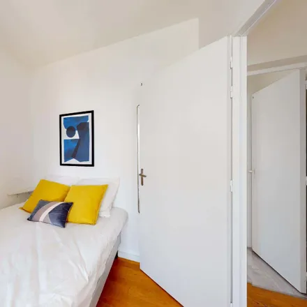 Rent this 5 bed room on 17 Rue Boulay in 75017 Paris, France