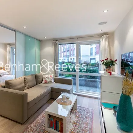 Rent this studio apartment on Doulton House in 11 Park Street, London