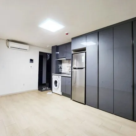 Rent this studio apartment on 서울특별시 관악구 봉천동 21-7