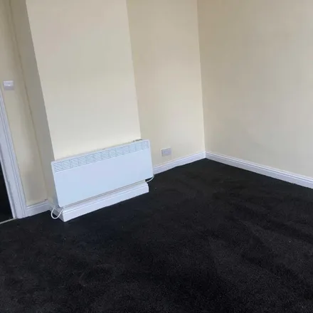 Image 5 - Batley Road, Heckmondwike, WF16 9NE, United Kingdom - Apartment for rent