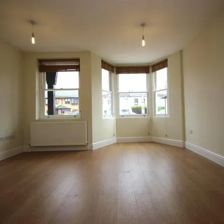 Image 3 - Gordon Road, New Wanstead, London, E11 2TD, United Kingdom - Apartment for rent