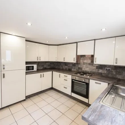 Rent this 6 bed townhouse on Richmond Mount in Leeds, LS6 1DF