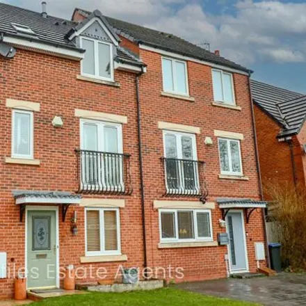 Buy this 5 bed house on Wyvern Close in Hinckley, LE10 2GG
