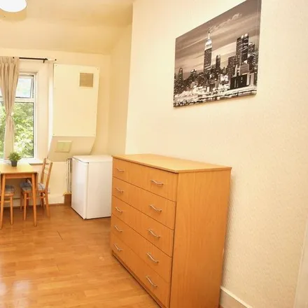 Rent this studio room on 32 Chichele Road in London, NW2 3AP