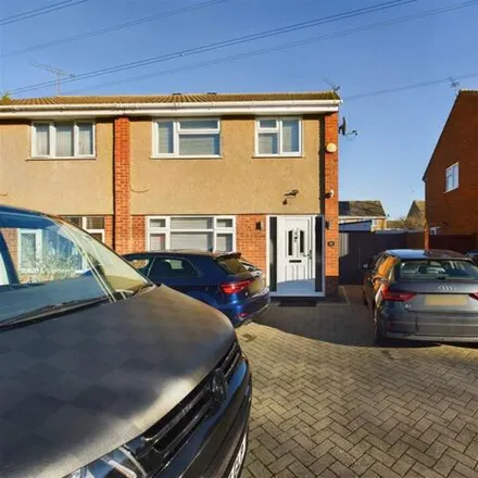 Buy this 3 bed duplex on Upper Abbotts Hill in Aylesbury, HP19 7SD