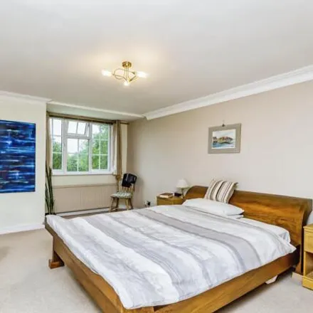 Image 3 - Portley Wood Road, Caterham on the Hill, CR3 0BP, United Kingdom - Apartment for sale